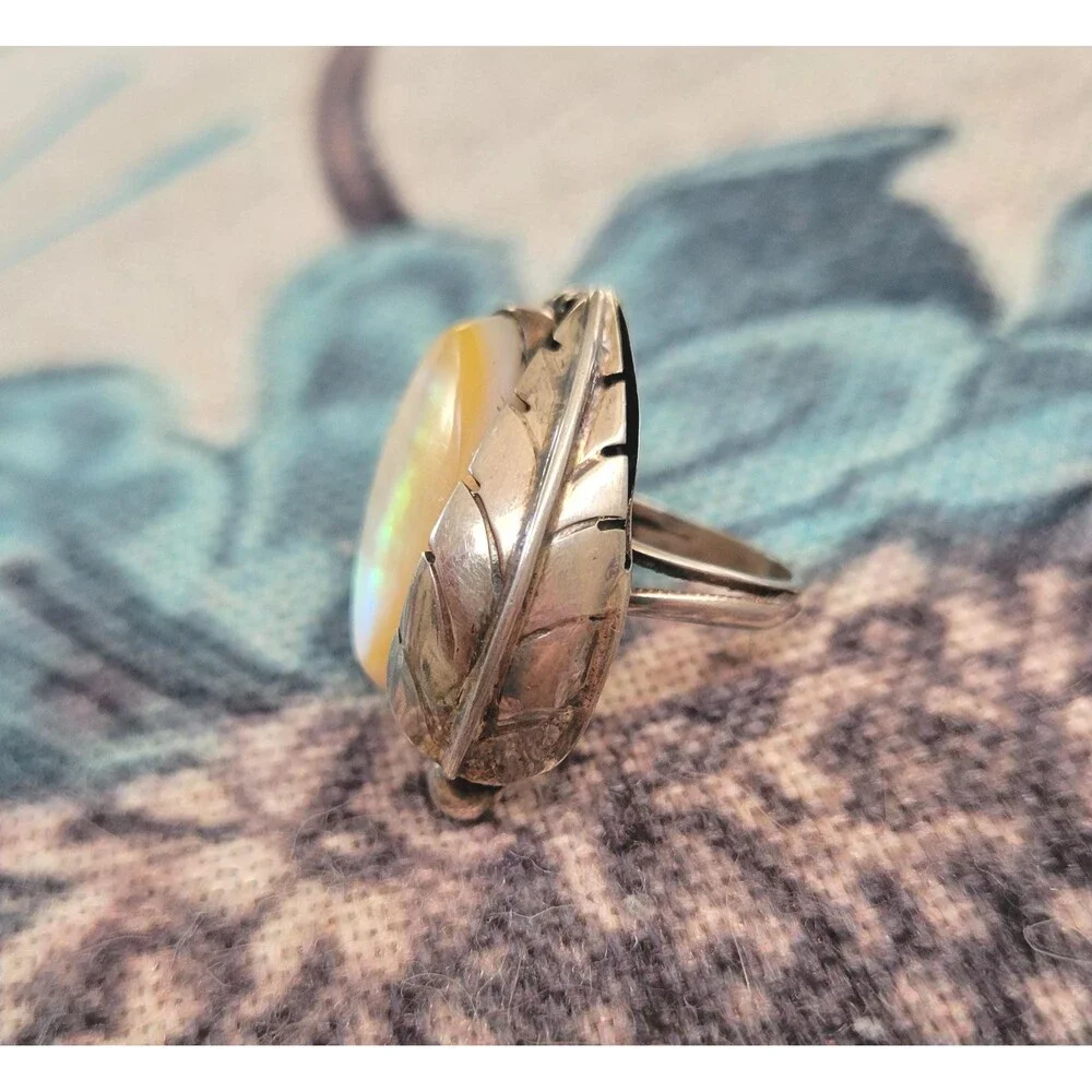 Native American Sterling Silver Mother of Pearl Leaf Ring – Size 5.5